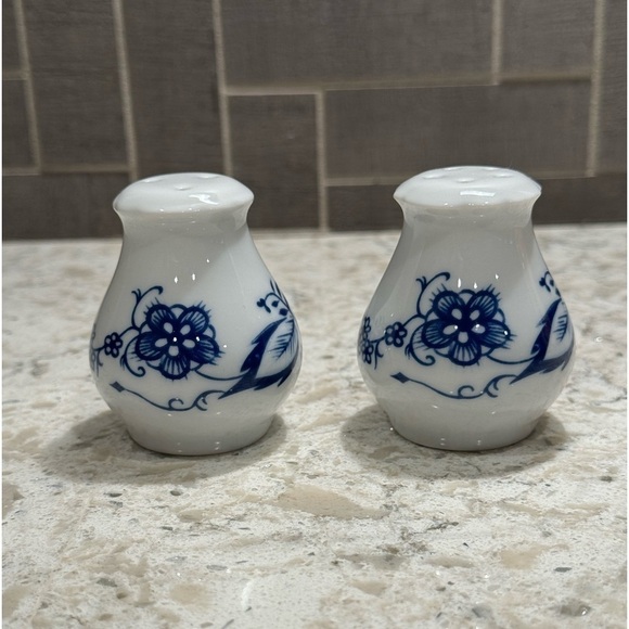 VINTAGE~CHINOISERIE STYLE~BLUE & WHITE~SALT & PEPPER SHAKERS~GOOD CONDITION~KCB1 - Picture 1 of 4